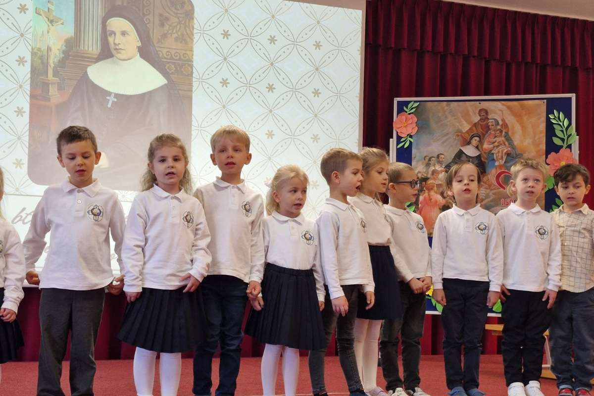 Dzieci podczas występu w przedszkolu