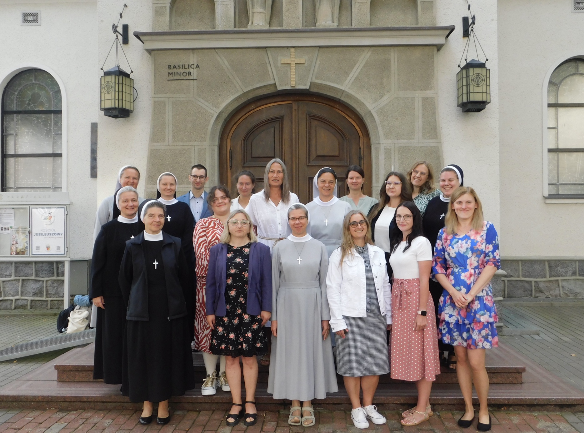Grono pedagogiczne - zdjęcie zespołu przed bazyliką